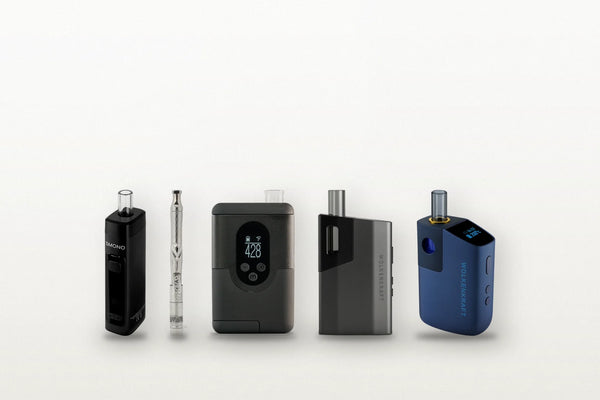 4 Vaporizer liegen auf einem Holztisch mit Kräutern drum herum