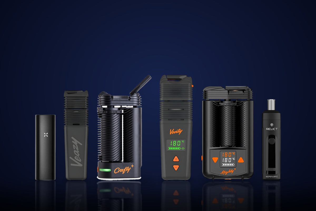 Tragbare Vaporizer: Mighty+, Venty, Arizer Solo 3 und DynaVap M7 auf weißen Podesten